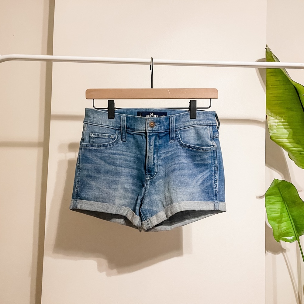 Hollister Mid Rise Short Shorts - Size 26